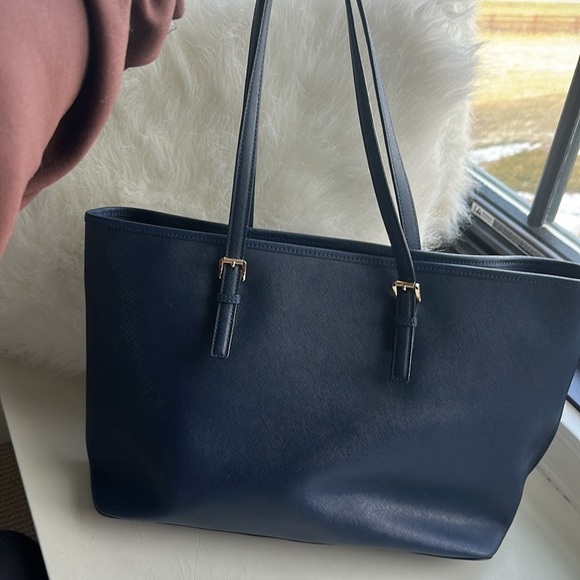 Michael Kors Jet Set Navy Tote - Picture 4 of 10